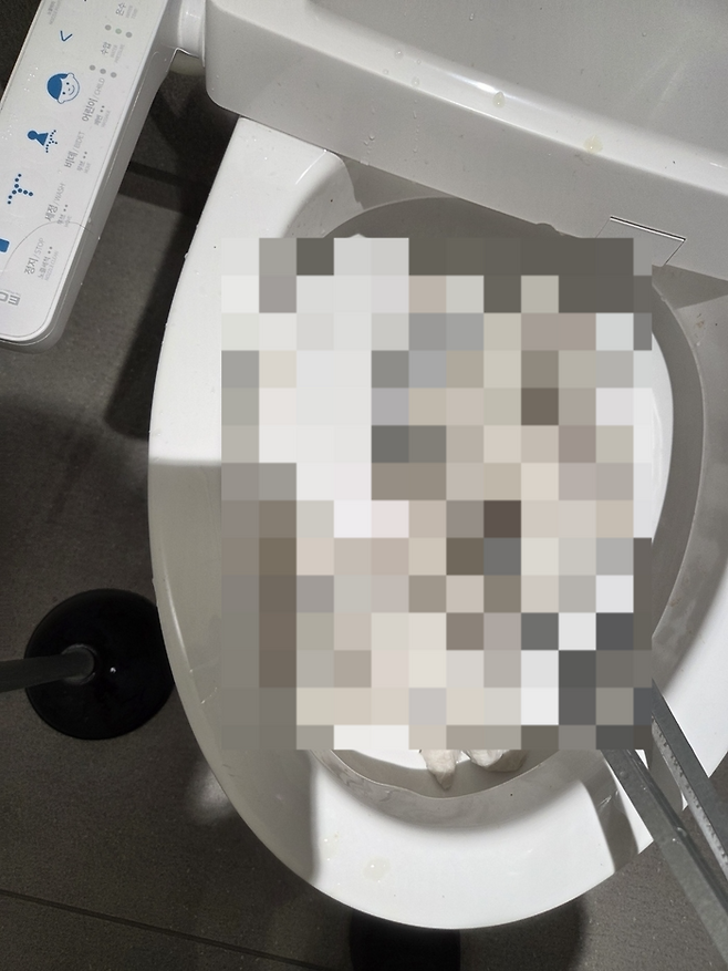 지난해 10월 인천공항 노동자 파업때 막힌 화장실 변기. 독자 제공