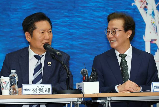 정청래 더불어민주당 대표가 15일 부산 동구 부산항 국제전시컨벤션센터에서 열린 부산 현장 최고위원회에서 전재수 민주당 부산시장 후보를 소개하고 있다. 연합뉴스