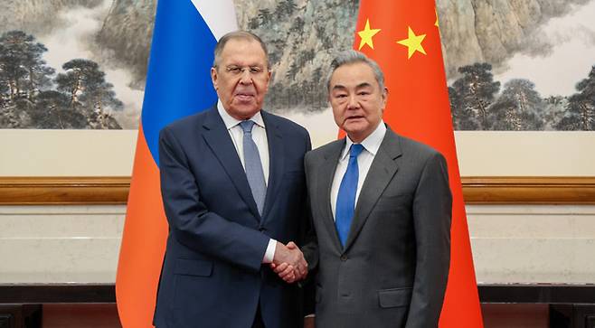 세르게이 라브로프 러시아 외교장관(왼쪽)과 왕이 중국공산당 외사판공실 주임 겸 외교부장이 14일 베이징에서 만나 악수하고 있다. 타스연합뉴스