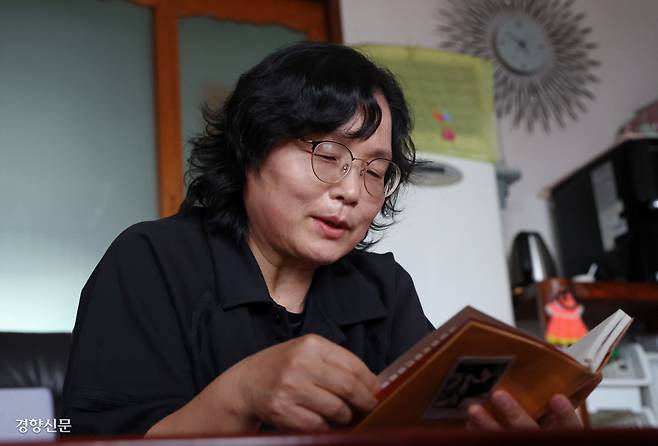 세월호 참사 유가족인 정정희씨가 11일 전남 목포시 달리도 집에서 김다영양이 쓴 일기장을 살펴보고 있다. 2026.04.11. 정효진 기자