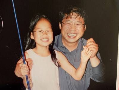 단원고 2학년 10반 김다영양(왼쪽)과 김현동씨(오른쪽)가 낚시대를 들고 웃으며 서 있다. 김현동씨 제공