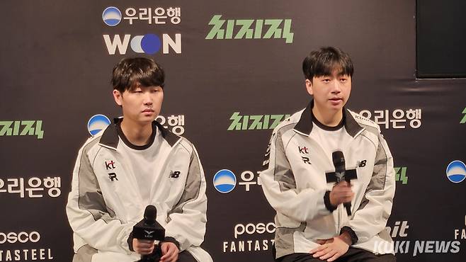 ‘에이밍’ 김하람(왼쪽)과 고동빈 KT 롤스터 감독이 15일 오후 7시 서울 종로구 LCK 아레나에서 열린 디플러스 기아와의 2026 LoL 챔피언스 코리아(LCK) 정규 시즌 1라운드 경기가 끝난 뒤 기자회견에 참석하고 있다. 송한석 기자
