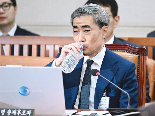 신현송 한국은행 총재 후보자가 15일 국회 재정경제기획위원회에서 열린 인사청문회에서 물을 마시고 있다. 신 후보자는 이 자리에서 영국 국적 딸이 내국인으로 위장전입했다는 의혹을 인정했다. 이병주 기자