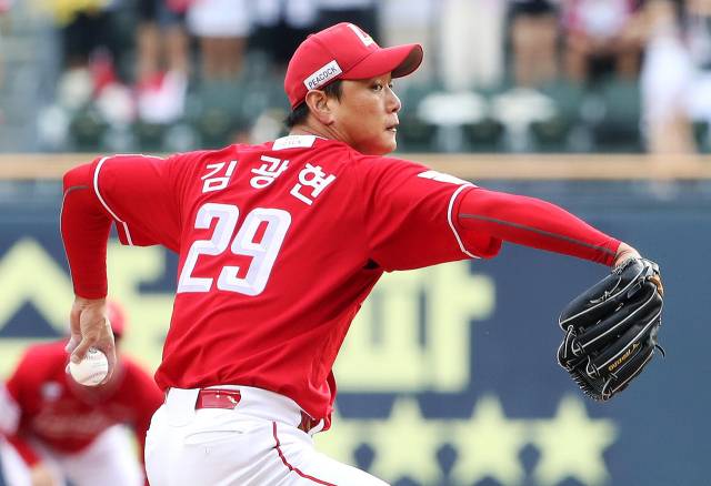 SSG 랜더스 김광현이 전력투구 하고 있다. SSG랜더스 제공