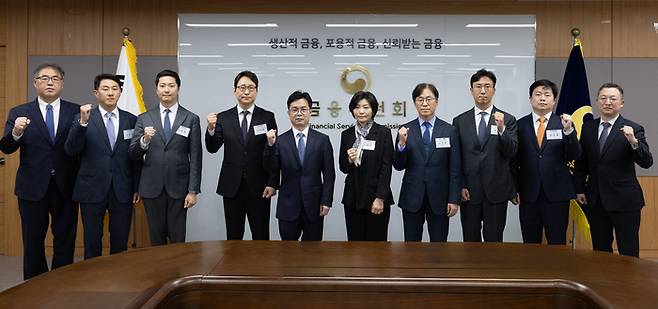 지난 6일 서울 종로구 정부서울청사에서 5대 가상자산거래소 대표, 디지털자산거래소 공동협의체(DAXA) 등이 참석한 가운데 빗썸 오지급 사태 직후 구성된 긴급대응반의 점검결과 공유 및 향후 제도개선 방안 논의 등을 위한 간담회가 열렸다. [사진=금융위원회]