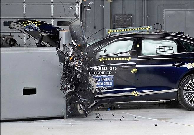 제네시스 G80 전동화 모델 충돌 테스트 [사진출처=IIHS]