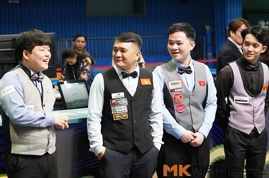 조명우와 트란딴룩은 2023년 3월 강원도 양구에서 열린 ‘제11회 아시아캐롬선수권’ 결승에서 만나 조명우가 50:20으로 이기고 우승했다. 당시 입상자들이 시상식에서 얘기를 나누고 있다. (왼쪽부터)우승 조명우, 준우승 트란딴룩, 공동3위 바오프엉빈 타이홍치엠. (사진=MK빌리어드뉴스 DB)