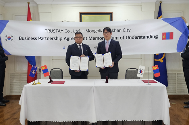 이승오 트러스테이 대표(오른쪽)가 JARG S.바야라 우 몽골 다르항시 기술정보국장과 도시관제 AI CCTV 실증사업 업무협약을 맺고 기념촬영하고 있다. 트러스테이