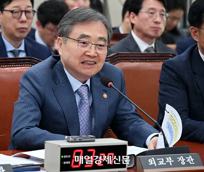 조현 외교부 장관이 15일 국회에서 열린 외교통일위원회 전체회의에서 의원 질의에 답하고 있다.  김재훈기자