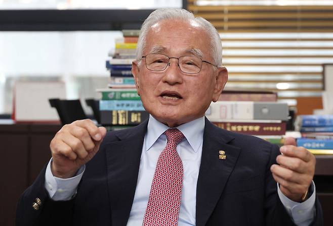 윤영석 전 대우그룹 총괄회장이 매일경제와의 인터뷰에서 한국 방위·조선산업 발전 과정에 대해 이야기하고 있다. 이승환 기자