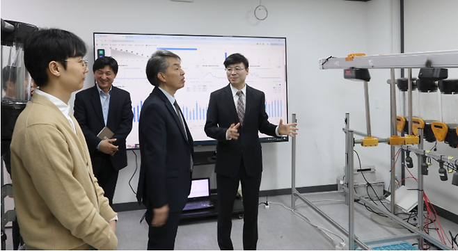 조용민 국립축산과학원장(오른쪽 두번째)이 서만형 엠트리센 대표(오른쪽 첫번째)에게서 AI 기반 모돈 임신판독 솔루션 ‘딥소닉’과 임신모돈 체형관리 시스템 ‘딥스캔’에 대한 설명을 듣고 있다.