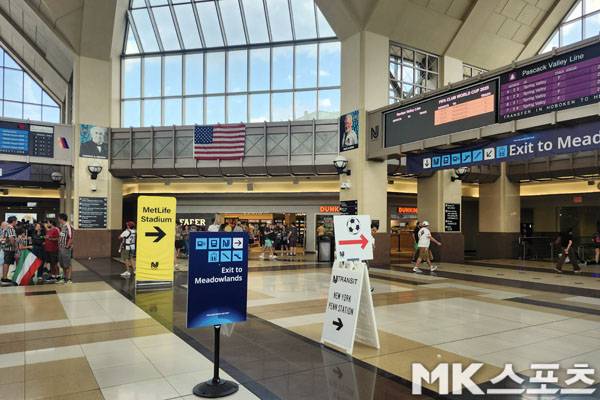 뉴욕 시내에서 메트라이프 스타디움으로 가기 위해서는 NJ 트랜짓을 이용해야 한다. 사진은 지난해 6월 클럽월드컵 기간 메트라이프 스타디움행 기차 탑승 방향을 알려주는 표지판의 모습. 사진= MK스포츠 DB