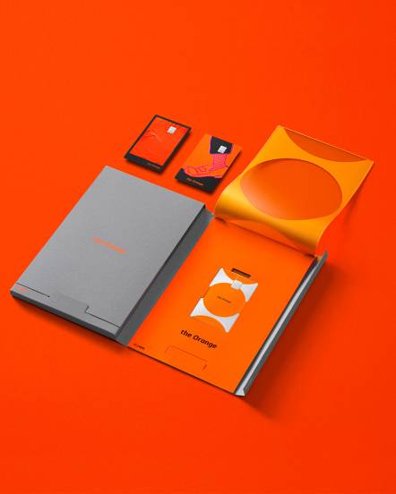 현대카드가 2030세대를 겨냥한 프리미엄 카드 전략에서 의미 있는 성과를 내고 있다. 여행이나 쇼핑 중심이던 기존 프리미엄 카드에서 벗어나 일상 소비와 라이프스타일을 반영한 상품을 내놓으면서 젊은층 비중을 빠르게 끌어올린 점이 특징이다. 사진은 현대카드 'the Orange' ./사진=현대카드