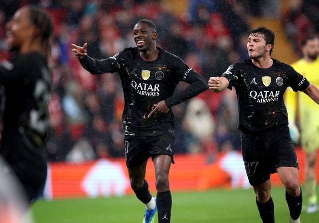 파리 생제르맹의 우스만 뎀벨레(왼쪽)가 15일 오전(한국시간) 영국 잉글랜드 리버풀의 안필드에서 열린 UEFA 챔피언스리그 8강 2차전에서 후반 46분 두 번째 골을 넣은 후 환호하고 있다.  EPA 연합뉴스
