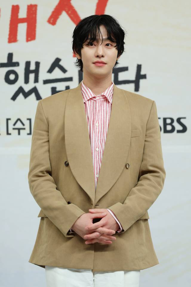 배우 안효섭이 15일 서울 양천구 목동 SBS사옥에서 열린 SBS 새 수목드라마 ‘오늘도 매진했습니다’ 제작발표회에서 포즈를 취하고 있다. 연합뉴스