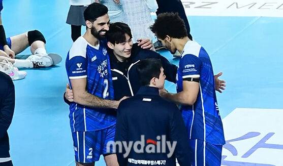 삼성화재 김우진이 마지막 경기를 마친 뒤 아히와 도산지와 포옹을 하고 있다.