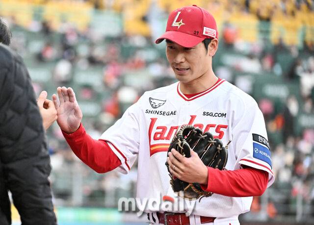 7일 오후 인천 SSG랜더스필드에서 진행된 '2026 프로야구 KBO리그' SSG랜더스와 한화 이글스의 경기. SSG 타케다가 2회초를 무실점으로 막은 뒤 덕아웃으로 향하고 있다./마이데일리
