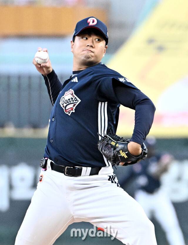 15일 오후 인천 SSG랜더스필드에서 진행된 '2026 프로야구 KBO리그' SSG랜더스와 두산베어스의 경기. 두산 선발투수 이영하가 역투하고 있다./인천 = 송일섭 기자