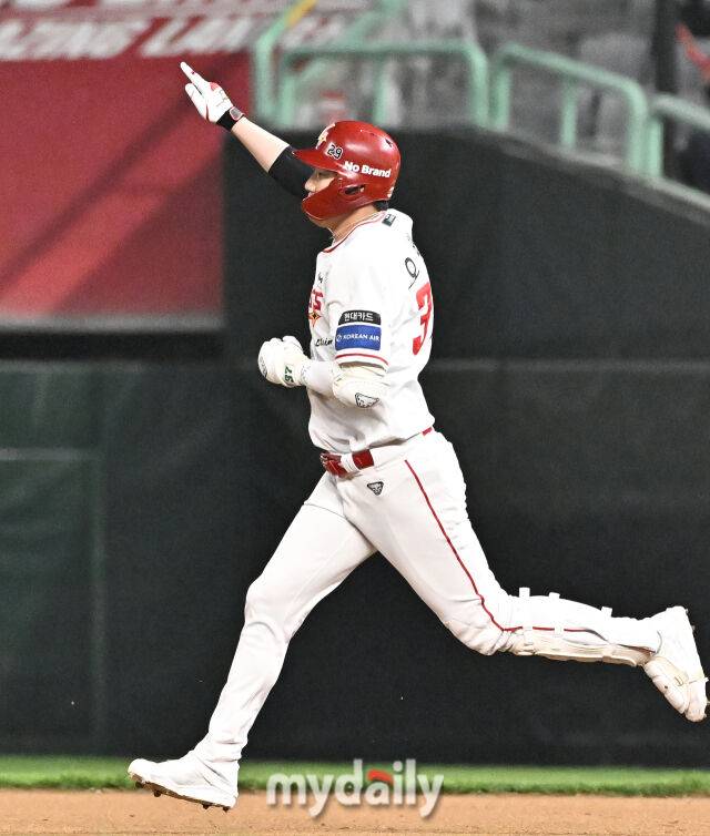 15일 오후 인천 SSG랜더스필드에서 진행된 '2026 프로야구 KBO리그' SSG랜더스와 두산베어스의 경기. SSG 오태곤이 6회말 선두타자로 나서 솔로홈런을 터뜨리고 있다./인천 = 송일섭 기자