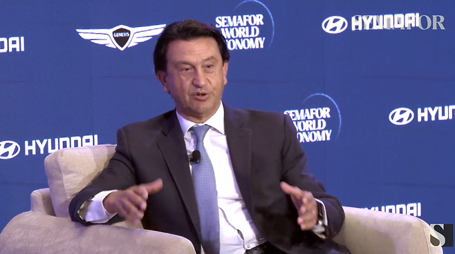 14일(현지시간) 미국 워싱턴DC 콘래드 호텔에서 열린 ‘2026 세마포 월드 이코노미’ 미래 모빌리티 세션에서 호세 무뇨스 현대자동차 사장이 발언을 하고 있다. [세마포 유튜브 갈무리]