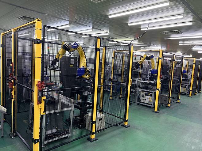 14일 오후 경기도 화성시 플라스틱 제조업체의 사출 기계들이 작업을 중단한 모습. [부애리 기자]