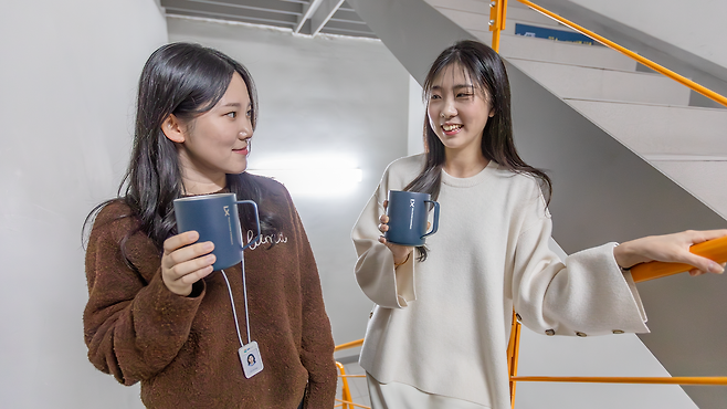 . GS건설 임직원들이 에너지 절감 프로그램 ‘자! 이지(easy) 챌린지’에 참여하며 엘리베이터 대신 계단을 이용하는 사진. [GS건설 제공]