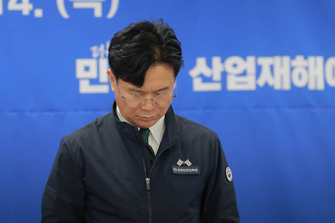 김영훈 고용노동부 장관이 14일 서울 중구 직업능력심사평가원에서 열린 중대재해 근절을 위한 건설사 간담회에서 산업재해 사망자에 대한 묵념을 하고 있다. [연합]