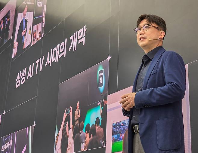 용석우 삼성전자 영상디스플레이사업부장(사장)이 15일 서울 강남구 삼성 강남에서 열린 ‘더 퍼스트룩 서울 2026’에서  2026년형 TV 신제품을 소개하고 있다. [삼성전자 제공]