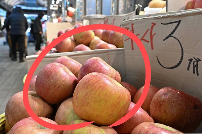 서울 한 시장에서 3개 만원에 판매하고 있는 사과.[헤럴드DB]