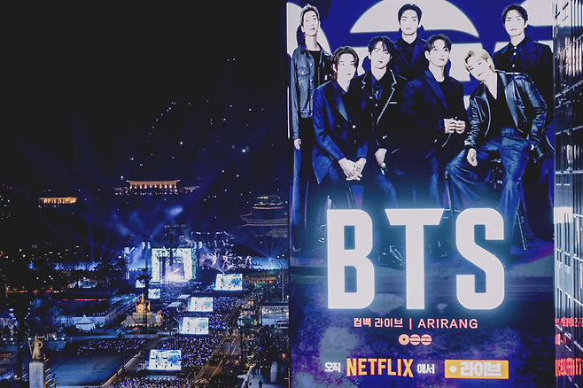 그룹 방탄소년단(BTS)이 지난달 21일 서울 광화문 광장에서 정규 5집 ‘아리랑’(ARIRANG) 발매를 기념해 무료 공연 ‘BTS 컴백 라이브: 아리랑’(BTS THE COMEBACK LIVE｜ARIRANG)을 열고 있다. [연합]