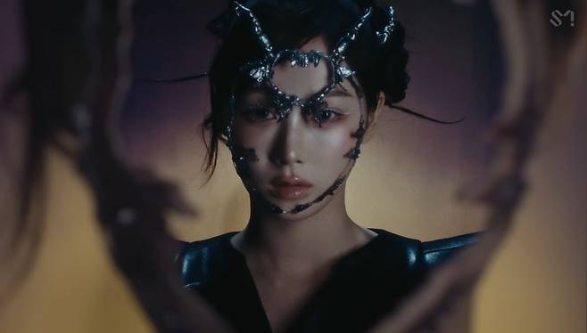 리전드필름(Rigend Film)은 장르에 구애받지 않는 다양한 실험 정신으로 현재 K-POP 업계가 주목하는 뮤직비디오 제작사로 자리매김했다/에스파(aespa) ‘아마겟돈(Armageddon)’ 뮤직비디오 캡쳐