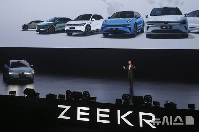[상하이=AP/뉴시스] 지난 15일 중국 저장성 항저우에서 전기차 브랜드 지커의 신모델을 공개하고 있다. 2025.04.23