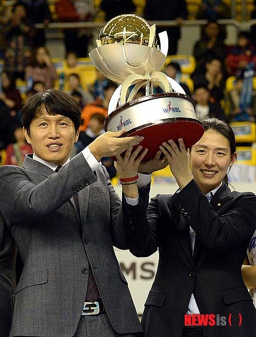 【춘천=뉴시스】박영태 기자 = 23일 오후 강원도 춘천시 호반체육관에서 열린 2014-2015 여자 프로농구 우리은행과 KDB생명 경기, 우리은행이 KDB에 74대 71로 승리해 정규리그 우승을 차지한 후 위성우 감독과 전주원 코치가 우승트로피를 들고 환호하고 있다. 2015.02.23.since1999@newsis.com