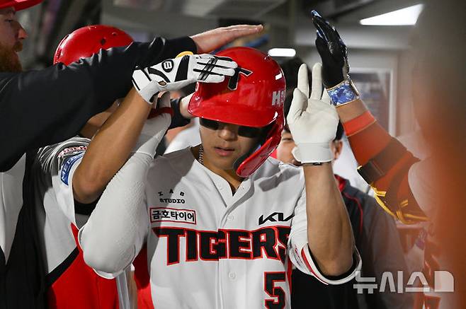 [광주=뉴시스] 이영주 기자 = 15일 오후 광주 북구 광주-기아챔피언스필드에서 열린 2026 신한 SOL KBO리그 키움히어로즈 대 KIA타이거즈의 경기. 7회 말 KIA 김도영이 솔로포로 점수를 7-5로 벌리자 덕아웃에서 동료들의 환호를 받고 있다. 2026.04.15. leeyj2578@newsis.com