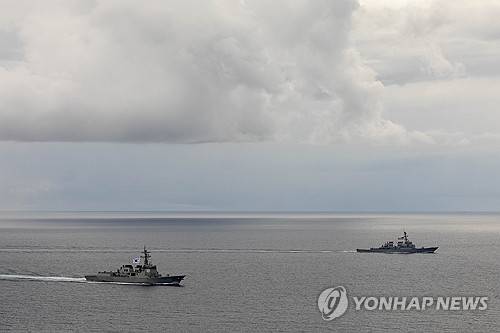 2025년 프리덤 에지 훈련 (서울=연합뉴스) 한미일 3국의 함정들이 지난 16일 제주 남방 공해상에서 25년 프리덤 에지 훈련을 시행하고 있다. 왼쪽부터 해군의 율곡 이이함, 미 해군의 커티스 윌버 구축함. 2025.9.17 [합참 제공. 재판매 및 DB 금지] photo@yna.co.kr