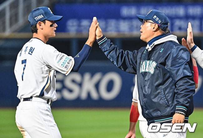 [OSEN=창원, 이석우 기자] 14일 창원NC파크에서 2026 신한 SOL KBO 리그 NC 다이노스와 KT 위즈의 경기가 열렸다. 홈팀 NC는 버하겐이, 방문팀 KT는 고영표가 선발 출전했다. NC 다이노스 이호준 감독이 KT 위즈에 7-4로 승리한 후 김주원과 하이파이브를 하고 있다. 2026.04.14 / foto0307@osen.co.kr