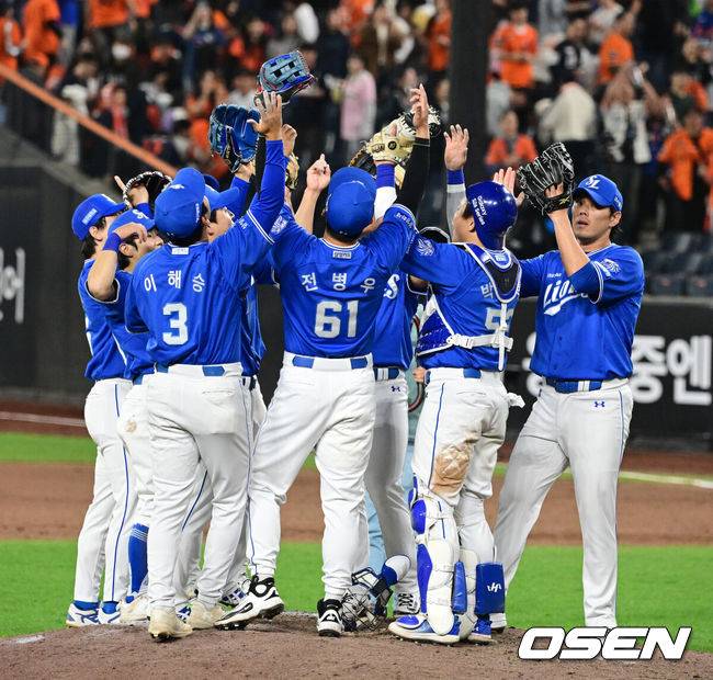 [OSEN=대전, 지형준 기자] 프로야구 삼성 라이온즈가 한화 이글스를 잡고 4연승을 질주했다. 이겼다기보단 승리를 '당한' 모양에 가까웠다.박진만 감독이 이끄는 삼성은 14일 대전 한화생명 볼파크에서 열린 2026 신한 SOL KBO리그 한화와의 원정경기에서 6-5로 승리했다. 이날 승리로 4연승을 질주한 삼성은 시즌 전적 9승4패1무를 만들었다. 4연패에 빠진한화는 6승8패가 됐다.경기를 마치고 삼성 선수들이 승리를 기뻐하고 있다. 2026.04.14&nbsp;/ jpnews@osen.co.kr