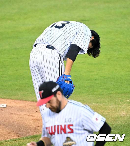 [OSEN=잠실, 이대선 기자] 31일 서울 잠실야구장에서 2026 신한 SOL KBO리그 LG 트윈스와 롯데 자이언츠의 경기가 열렸다.이날 LG는 송승기, 롯데는 나균안을 선발로 내세웠다.2회초 2사에서 LG 송승기가 롯데 한태양을 땅볼로 처리한 오지환을 향해 인사를 하고 있다. 2026.04.14 /sunday@osen.co.kr