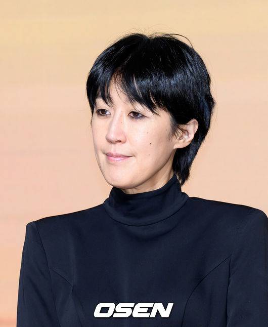 [OSEN=이대선 기자] 14일 서울 마포구 호텔 나루 서울 엠갤러리에서 넷플릭스 '솔로지옥' 시즌5 제작발표회가 열렸다.'솔로지옥'은 커플이 되어야만 나갈 수 있는 외딴 섬, ‘지옥도’에서 펼쳐질 솔로들의 솔직하고 화끈한 데이팅 리얼리티쇼​로 오는 1월 20일(화) 오직 넷플릭스에서 만날 수 있다.방송인 홍진경이 취재진의 질문을 듣고 있다. 2026.01.14 /sunday@osen.co.kr