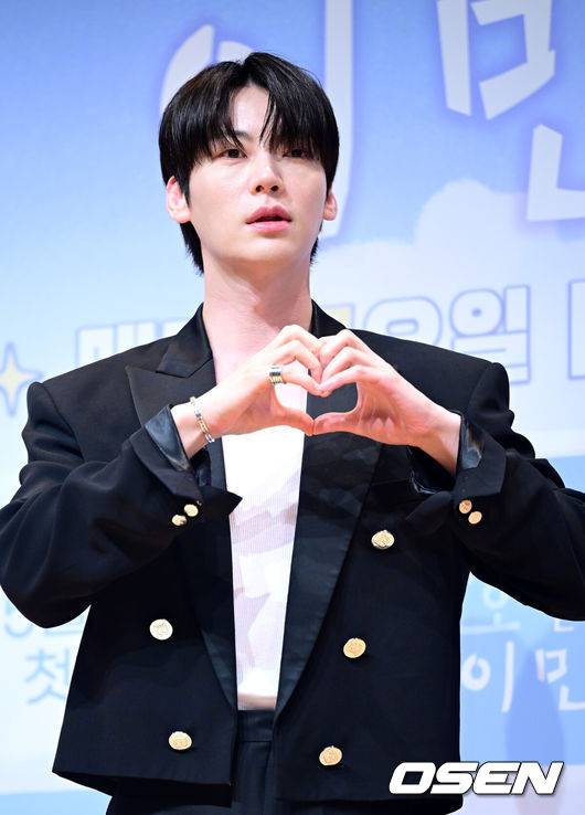 [OSEN=최규한 기자] 16일 오전 서울 여의도 KBS 아트홀에서 KBS 2TV 신규 예능 ‘가는정 오는정 이민정’(이하 ‘가오정’) 제작발표회가 열렸다.‘가오정’은 시골마을에 생필품을 실은 이동식 편의점을 배달하고 하룻밤을 보내며 다양한 이야기를 나눠보는 프로그램. 이민정이 메인 호스트로 나서며 붐, 안재현, 김정현, 김재원이 고정 멤버로 합류했다.배우 안재현이 포토타임을 하고 있다. 2025.05.16 / dreamer@osen.co.kr