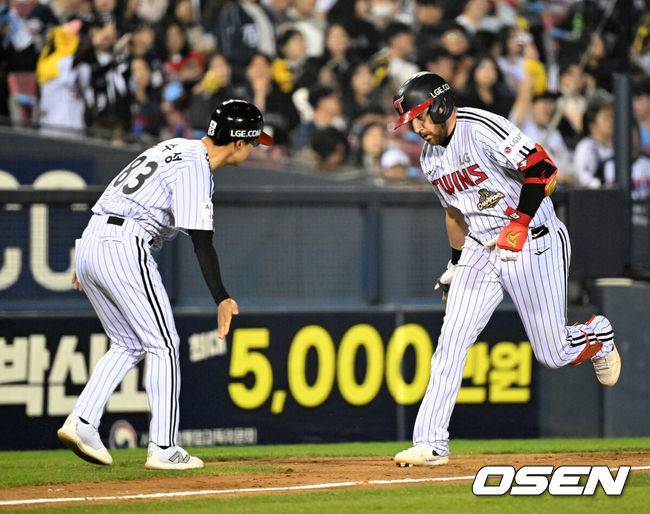 [OSEN=잠실, 이대선 기자] 14일 서울 잠실야구장에서 2026 신한 SOL KBO리그 LG 트윈스와 롯데 자이언츠의 경기가 열렸다.이날 LG는 송승기, 롯데는 나균안을 선발로 내세웠다.8회말 무사에서 LG 오스틴이 좌월 솔로 홈런을 치고 환호하고 있다. 2026.04.14 /sunday@osen.co.kr