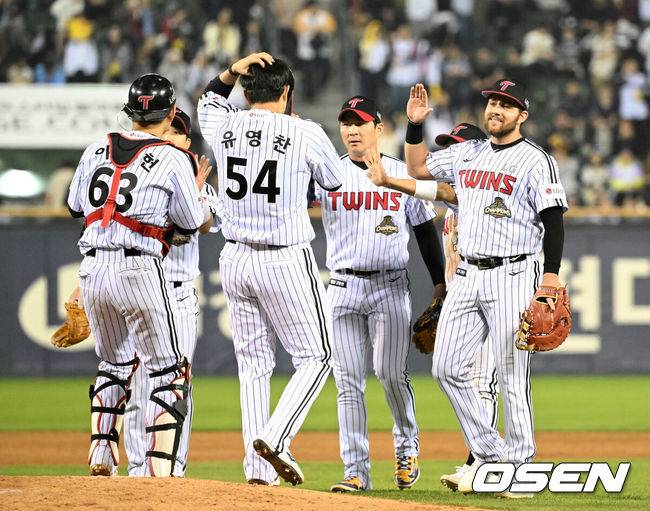 [OSEN=잠실, 이대선 기자] 프로야구 LG 트윈스가 롯데 자이언츠를 꺾고 8연승을 질주했다.  LG는 14일 서울 잠실구장에서 열린 2026 KBO리그 롯데와 시즌 첫 '엘롯라시코'에서 2-1 한 점 차 승리를 거뒀다. 1-1 동점인 8회 오스틴의 결승 솔로 홈런이 터지면서 '연승'을 8까지 늘렸다. 경기 종료 후 LG 선수들이 승리의 기쁨을 나누고 있다. 2026.04.14 /sunday@osen.co.kr