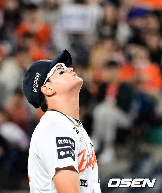 [OSEN=대전, 지형준 기자] 14일 대전 한화생명 볼파크에서 2026 신한 SOL KBO리그 한화 이글스와 삼성 라이온즈의 경기가 열렸다.3연패 중인 한화는 문동주, 4연승을 노리는 삼성은 최원태가 선발로 나섰다.&nbsp;9회초 2사 만루에서 한화 김서현이 삼성 이해승에게 밀어내기 볼넷으로 역전을 허용하고 있다. 2026.04.14&nbsp;/ jpnews@osen.co.kr