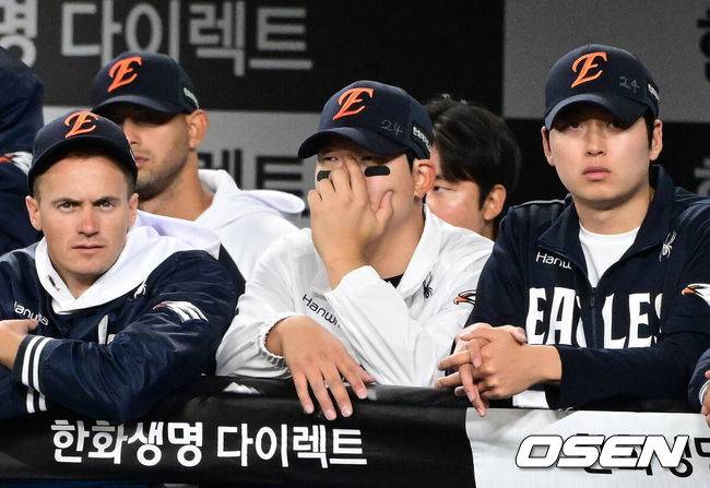 [OSEN=대전, 지형준 기자] 프로야구 삼성 라이온즈가 한화 이글스를 잡고 4연승을 질주했다. 이겼다기보단 승리를 '당한' 모양에 가까웠다.박진만 감독이 이끄는 삼성은 14일 대전 한화생명 볼파크에서 열린 2026 신한 SOL KBO리그 한화와의 원정경기에서 6-5로 승리했다. 이날 승리로 4연승을 질주한 삼성은 시즌 전적 9승4패1무를 만들었다. 4연패에 빠진 한화는 6승8패가 됐다.9회말 한화 김서현이 경기를 지켜보고 있다. 2026.04.14&nbsp;/ jpnews@osen.co.kr