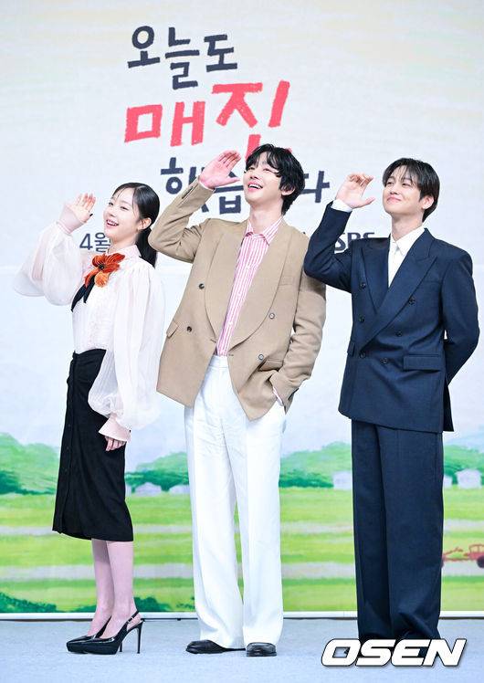 [OSEN=최규한 기자] 15일 오후 서울 목동 SBS에서 새 수목드라마 ‘오늘도 매진했습니다’ 제작발표회가 열렸다.드라마&nbsp;‘오늘도 매진했습니다’는 완벽주의 농부 매튜 리(안효섭 분)와 완판주의 쇼호스트 담예진(채원빈 분)이 밤낮없이 얽히며 펼쳐지는 설렘 직배송 제철 로맨스를 담은 드라마다.배우 채원빈, 안효섭, 김범(왼쪽부터)이 포토타임을 하고 있다. 2026.04.15 / dreamer@osen.co.kr