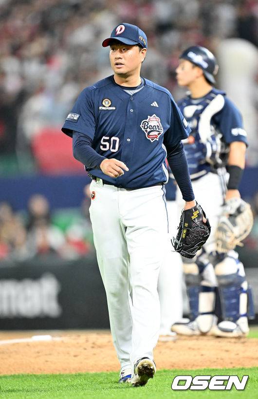 [OSEN=인천, 민경훈 기자] 15일 오후 인천 SSG랜더스필드에서 ‘2026 신한 SOL Bank KBO리그' SSG 랜더스와 두산 베어스의 경기가 진행됐다. 4회말 무사 주자 1,2루 SSG 정준재 타석에서 두산 선발 이영하가 교체되고 있다. 2026.04.15 / rumi@osen.co.kr