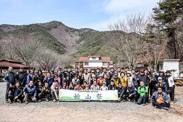 문복산에서 시산제를 연 한국전기공사협회 부산산악회 회원들. 27년을 이어온 부산 전기인들의 모임이다.