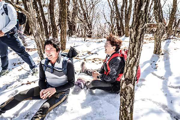 때 아닌 설경에 부산산악회원들이 어린아이로 돌아갔다. 전 회장인 김석자 김천옥 부부.