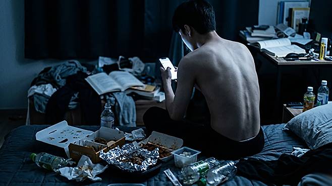 편리함과 맞바꾼 청년의 밤, 배달 상자 뒤에 숨겨진 진실은 80대 노인의 수치를 닮은 가속 노화였다.&nbsp;게티이미지 뱅크