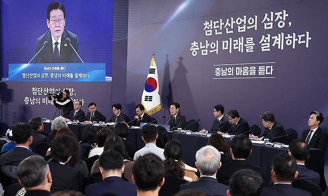 이재명 대통령이 2025년 12월 5일 충남 천안시 한국기술교육대학교에서 열린 '충남의 마음을 듣다' 타운홀미팅에서 토론을 주재하고 있다. 연합뉴스